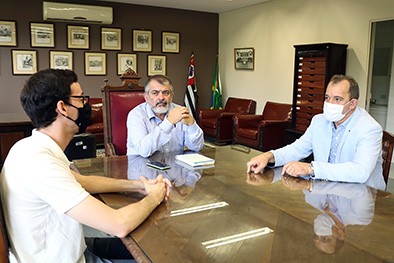 Prefeito Leitinho agradece diretor do IZ por empenho na liberação da área para AAANO