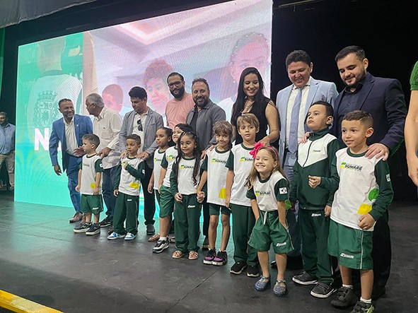 Henrique do Paraíso entrega kits e uniformes para alunos de Sumaré