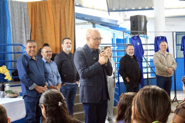 Estudantes começam a receber kits de uniformes de inverno em Hortolândia