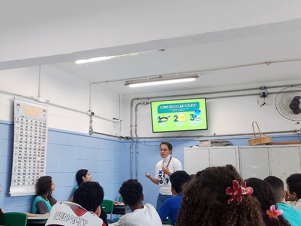 Destinação correta do óleo de cozinha é tema de palestras da BRK a alunos de Sumaré