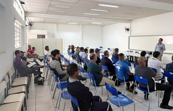 Prefeitura alinha remoção de fiação solta em postes nas ruas de Sumaré