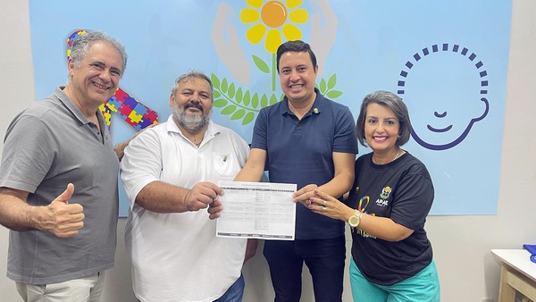 Willian Souza e deputado Zarattini garantem R$ 400 mil à APAE Sumaré