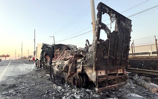 Caminhão com carga de carne pega fogo na Rodovia Anhanguera