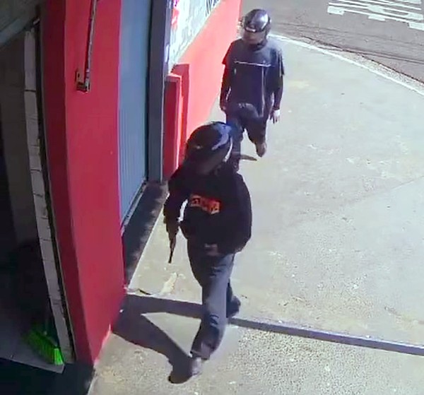 Dupla armada assalta mercado em Americana; câmeras flagram crime