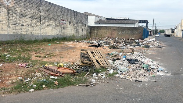 Morador denuncia acúmulo de lixo em rua do São Judas Tadeu, em Sumaré