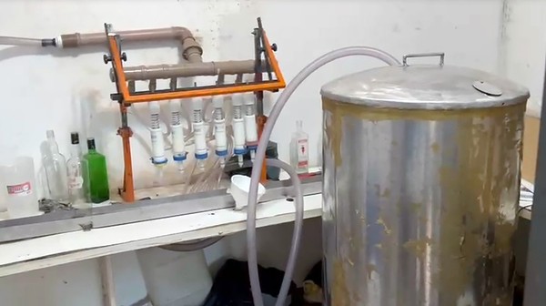 Polícia Civil ‘estoura’ fábrica clandestina de bebidas em Americana e dois são presos