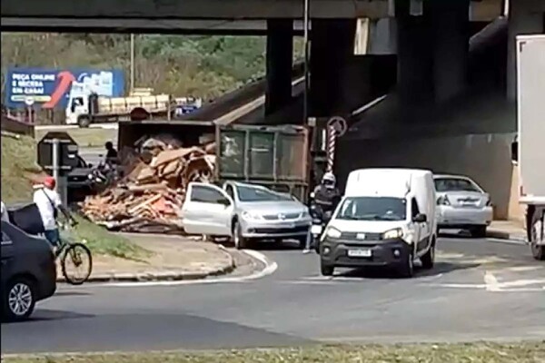 Caminhão de lixo esmaga carro em Sumaré; motorista sobrevive