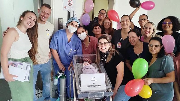 Bebê prematura recebe alta do HM após 3 meses na UTI Neonatal em Americana