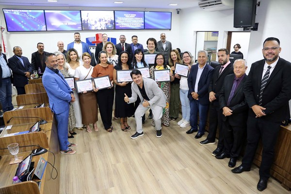 Professor Edinho homenageia escolas estaduais de Sumaré por excelência conquistada no Saresp
