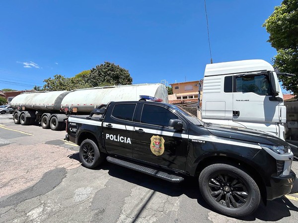 Polícia flagra transporte irregular de combustível em via de Paulínia