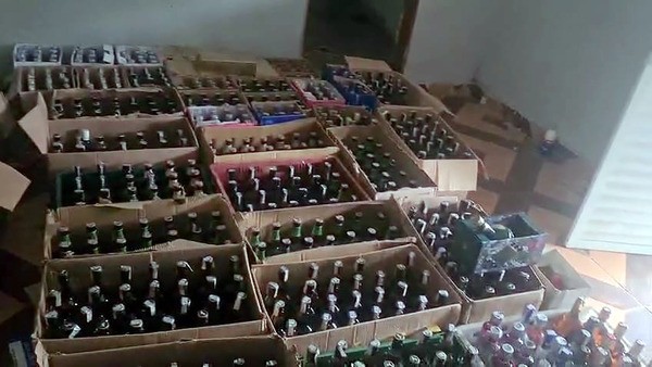 PM apreende quase 800 garrafas de bebida falsificada em casa de Sumaré