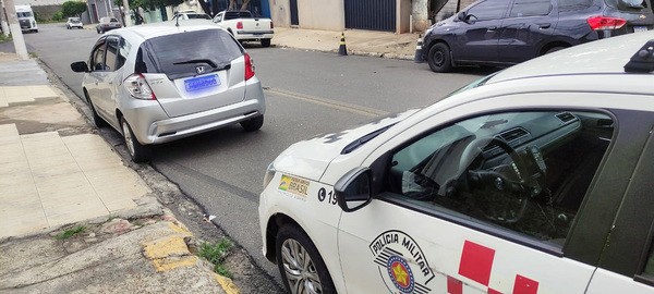 PM recupera carro roubado e faz apreensão de droga em Sumaré