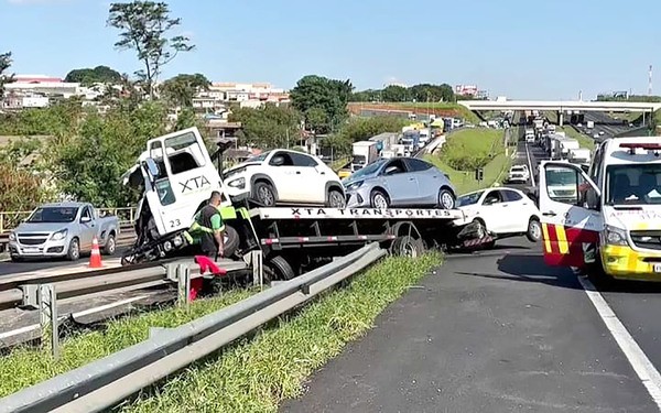 Guincho desgovernado causa colisão e bloqueia Anhanguera