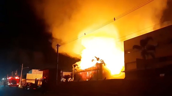 Incêndio destrói fábrica de produtos para pets na SP-101, em Monte Mor