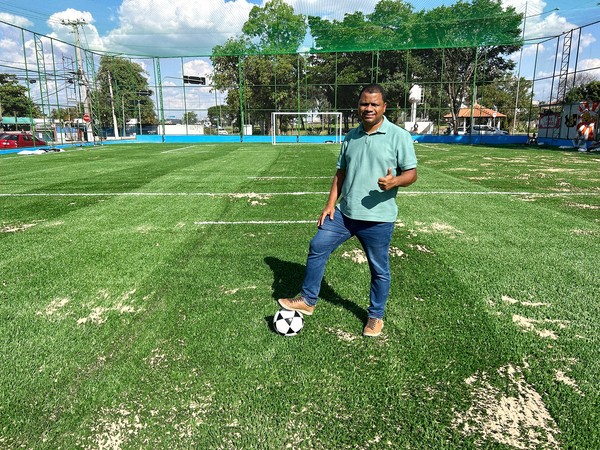 Vereador Clodoaldo comemora conclusão das obras do campo society e da quadra no Santa Clara