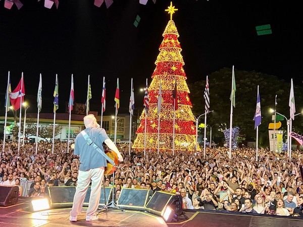 Cantor evangélico Fernandinho reúne multidão e faz história no ‘Natal para Jesus’ em Sumaré