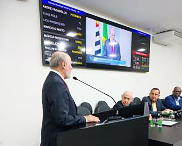 Leitinho participa de homenagem a secretário e presidente da Coden