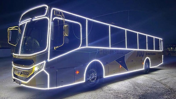 Ônibus iluminado leva clima natalino para ruas de Americana