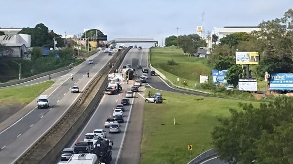 Caminhão carregado com fertilizantes tomba e interdita SP-101, em Hortolândia