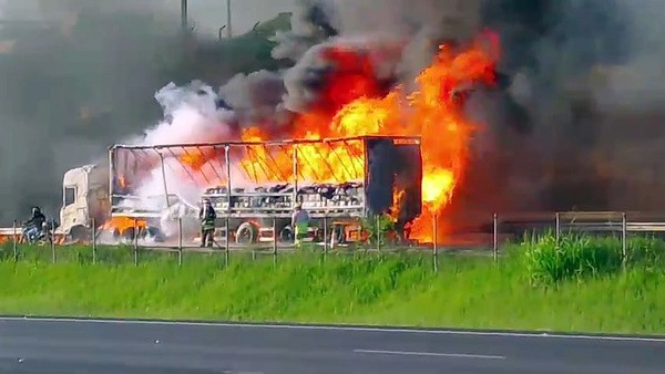 Carreta pega fogo no km 107 e para Rodovia Anhanguera, em Sumaré
