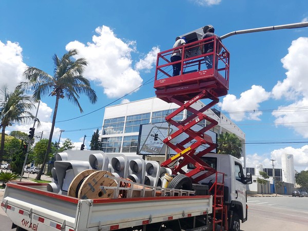 Instalação de semáforos inteligentes avança na região central de Sumaré