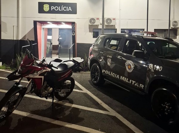 Jovem é flagrada pelo Baep com moto furtada e adulterada em Sumaré