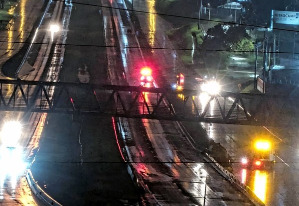 Motorista é resgatado após ficar ilhado em alagamento na Zeferino Vaz, em Paulínia