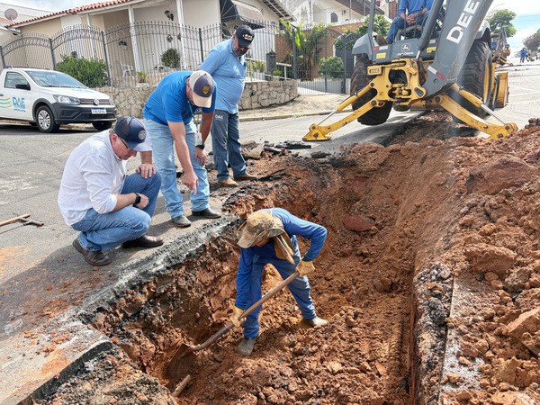 DAE de Americana moderniza rede no bairro Colina com substituição de tubulação antiga de ferro por PVC