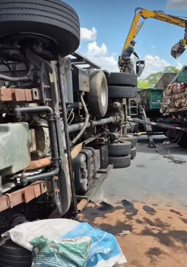 Caminhão carregado com recicláveis tomba em rotatória de Americana