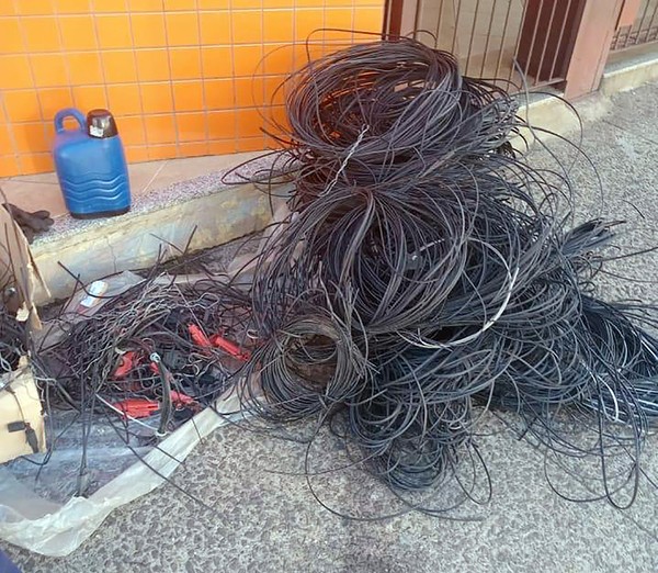 Fiação solta é recolhida após operação na região do Matão, em Sumaré