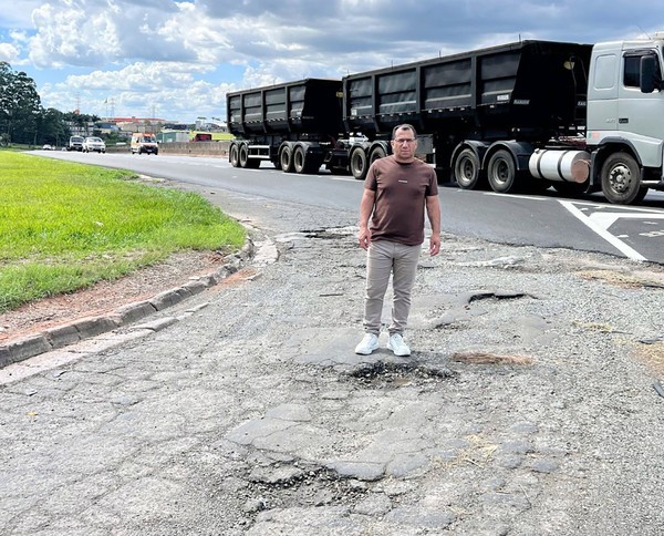 Buracos colocam motoristas em risco em acesso de rodovia para Americana