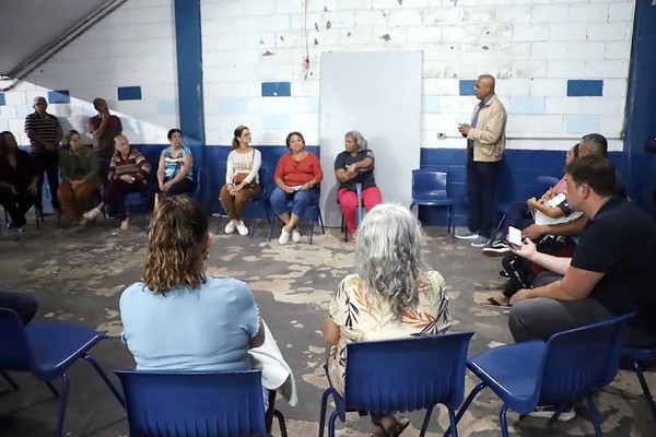 Zezé Gomes reúne moradores do Jd. Ricardo e explica obra antienchente