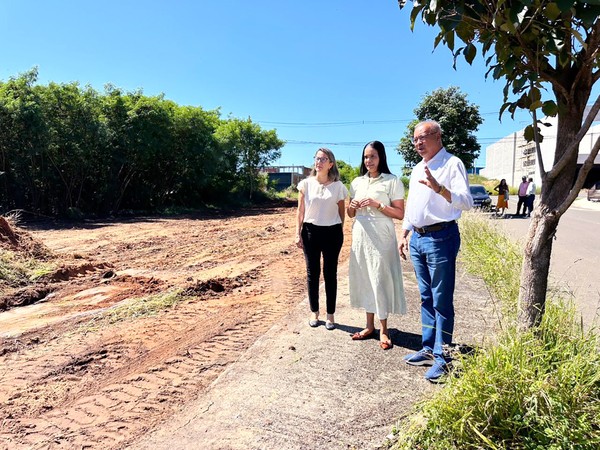 Zezé vistoria obras do futuro parque socioambiental Terras de Santa Maria