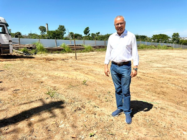 Zezé Gomes vistoria início das obras de nova UBS no Terras de Santa Maria
