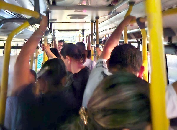 Superlotação e atrasos afetam usuários do transporte metropolitano em Sumaré