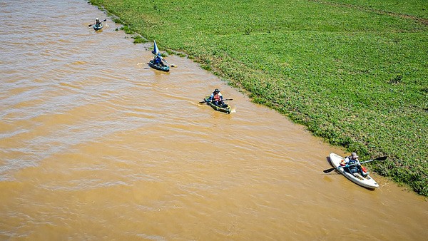 Voluntários recolhem lixo do Atibaia e dão exemplo ambiental em Paulínia