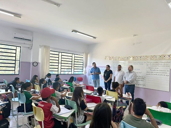 Prefeito Murilo Rinaldo visita escola premiada em Monte Mor