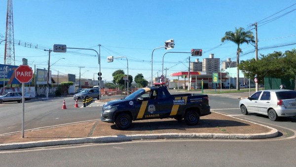 Motoristas que passam por novo semáforo recebem orientações em Sumaré