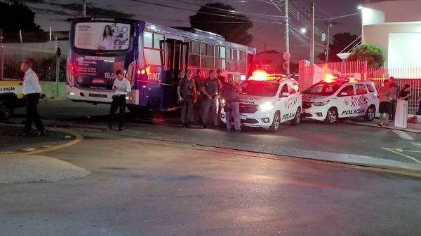 Menina de 11 anos morre após colisão entre moto e ônibus em Hortolândia