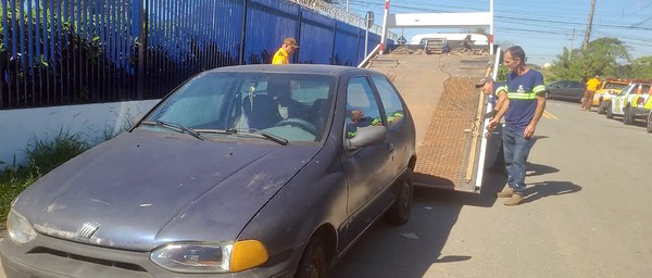 Carcaças de veículos que estão abandonadas são recolhidas em Hortolândia