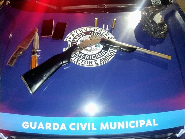 Gama prende homem com espingarda artesanal e cocaína em Americana