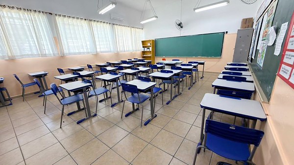Monte Mor entrega mil novos conjuntos de carteiras e cadeiras em três escolas