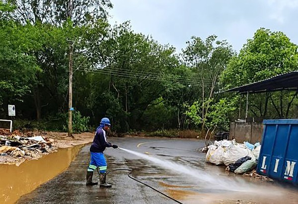 Força-tarefa em Nova Odessa trabalha na limpeza das ruas atingidas pelas fortes chuvas