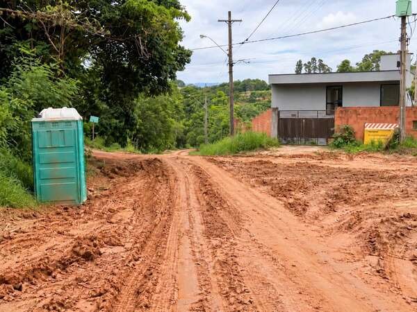 Chuva forte destrói parte de estrada e impede moradores de votar em Monte Mor